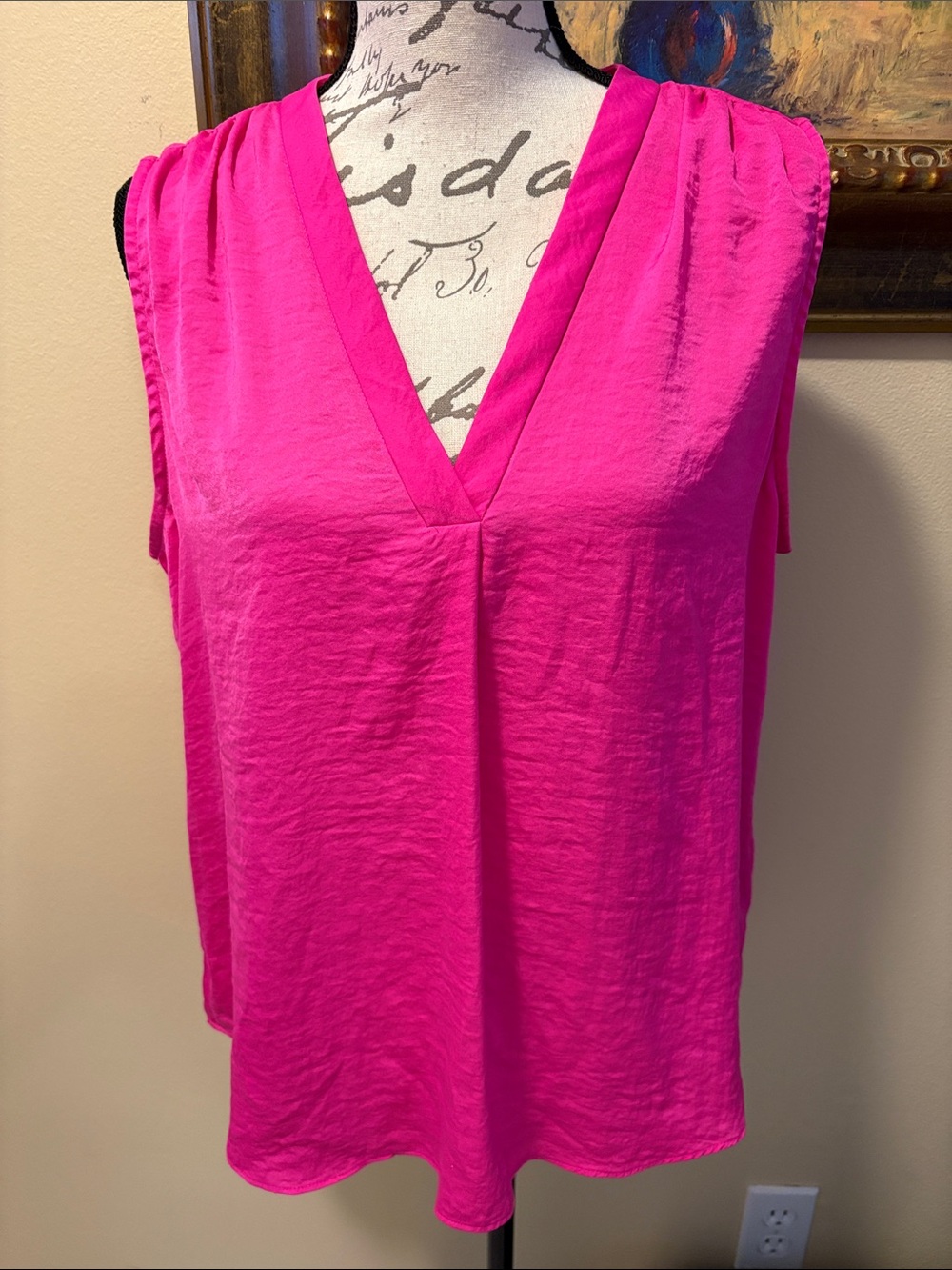 Vince Camuto Sleeveless V-Neck Crinkle Silk feel gathered shoulders Top